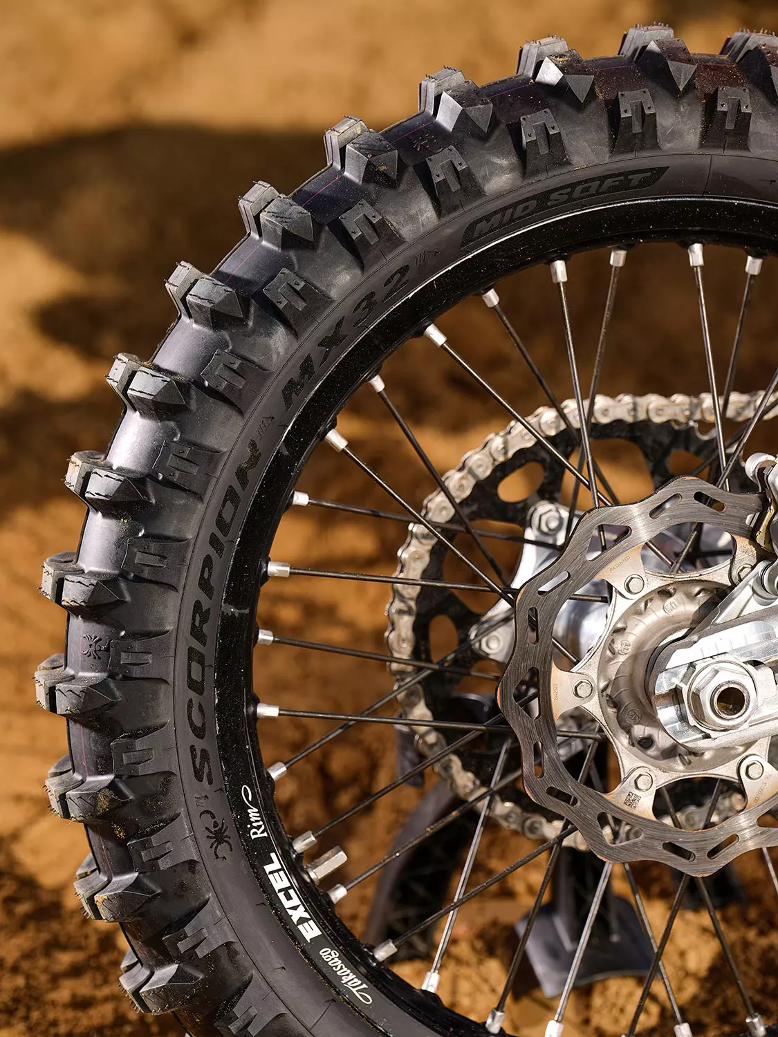Задна гума Scorpion MX32 Mid Soft 110/90-19 NHS 62M R - Pirelli